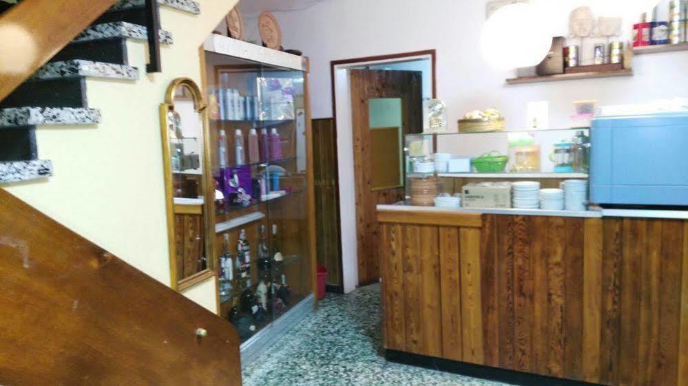 Hostal Creus Rosas Exterior foto